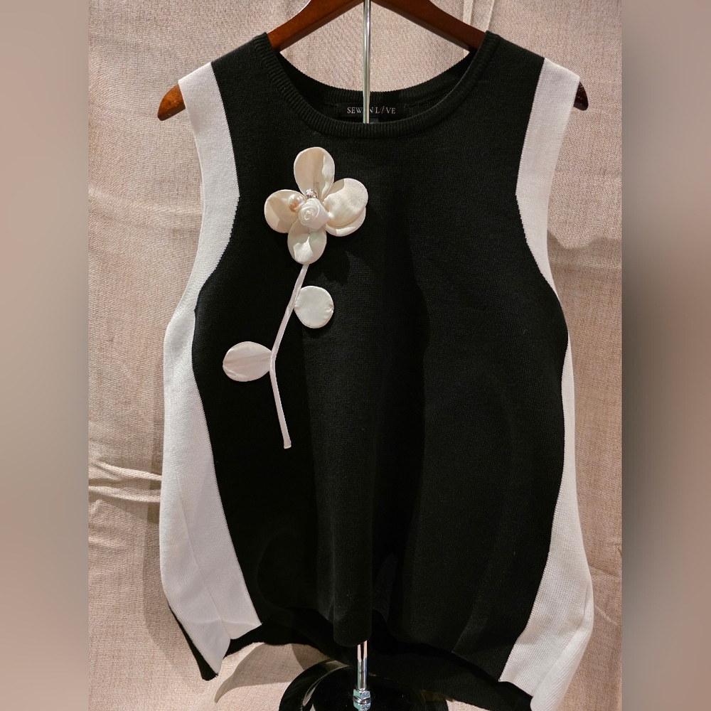 🖤Sew In Love Black and White Sleeveless Top🖤